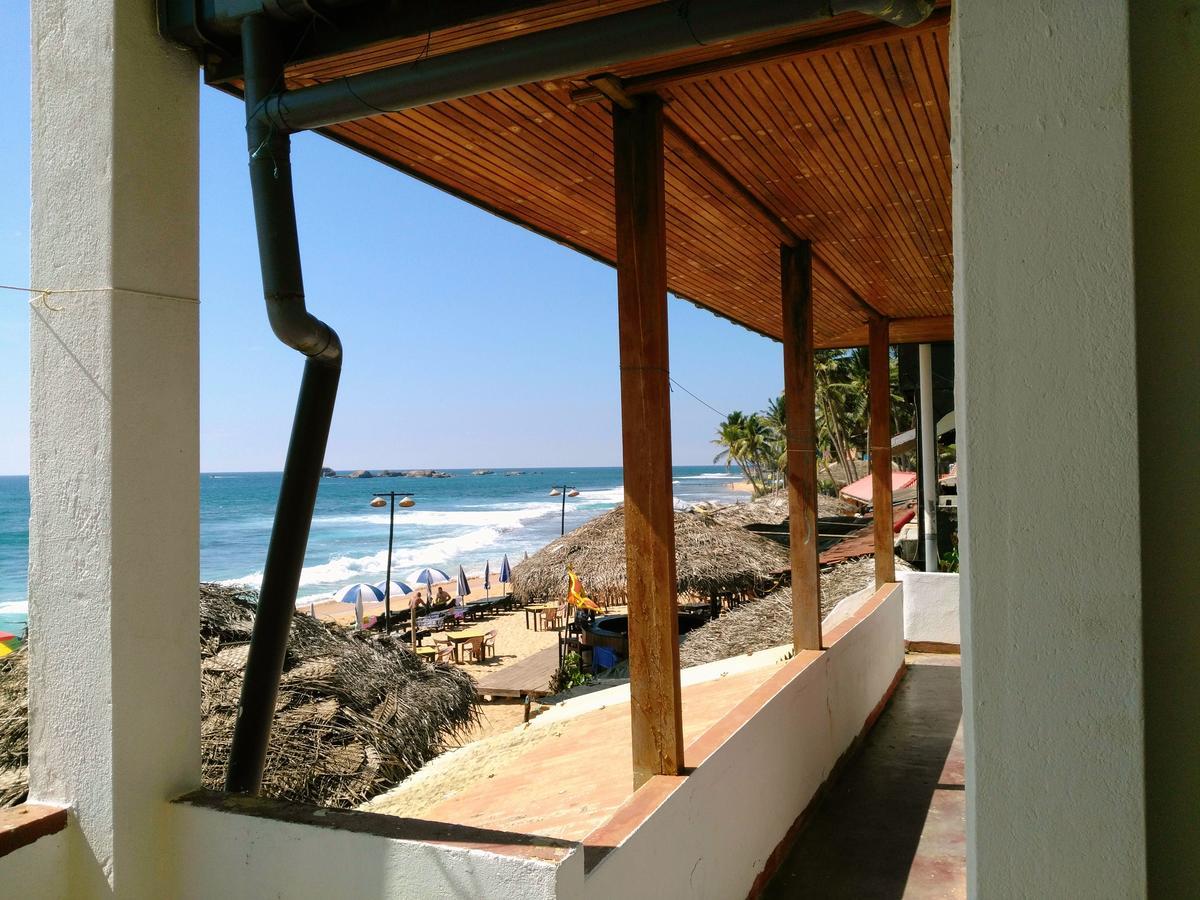 Sunnys Beach Guest House ヒッカドゥワ エクステリア 写真