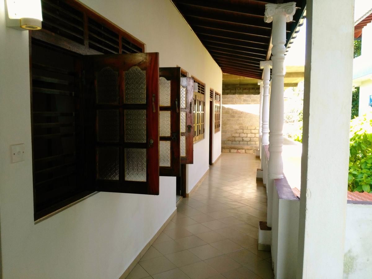 Sunnys Beach Guest House ヒッカドゥワ エクステリア 写真