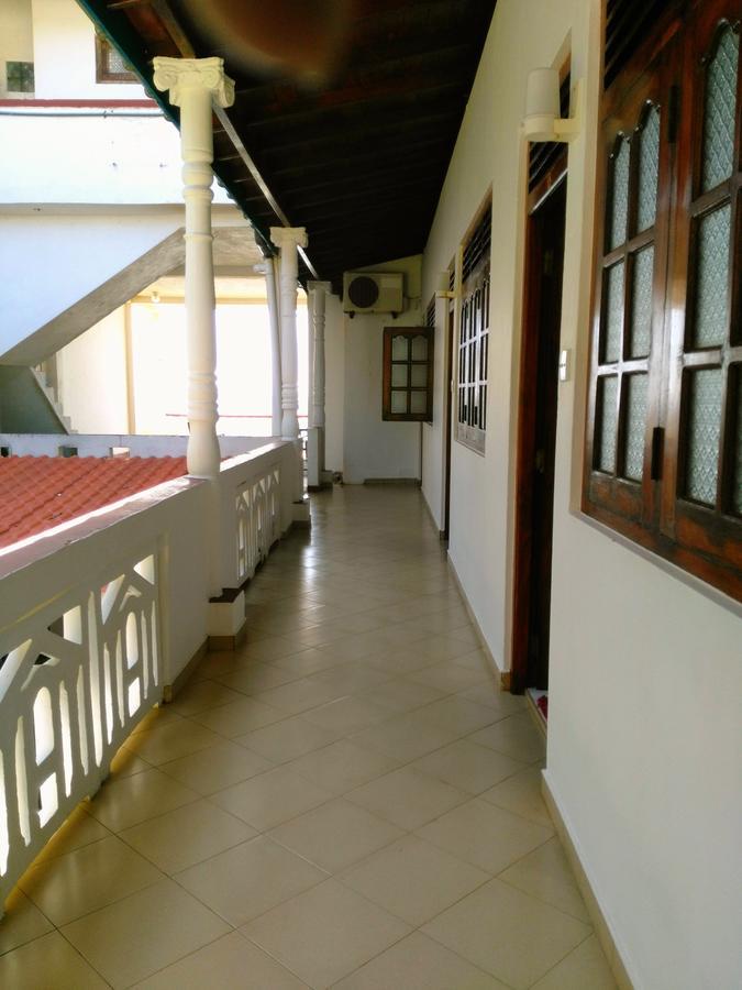 Sunnys Beach Guest House ヒッカドゥワ エクステリア 写真