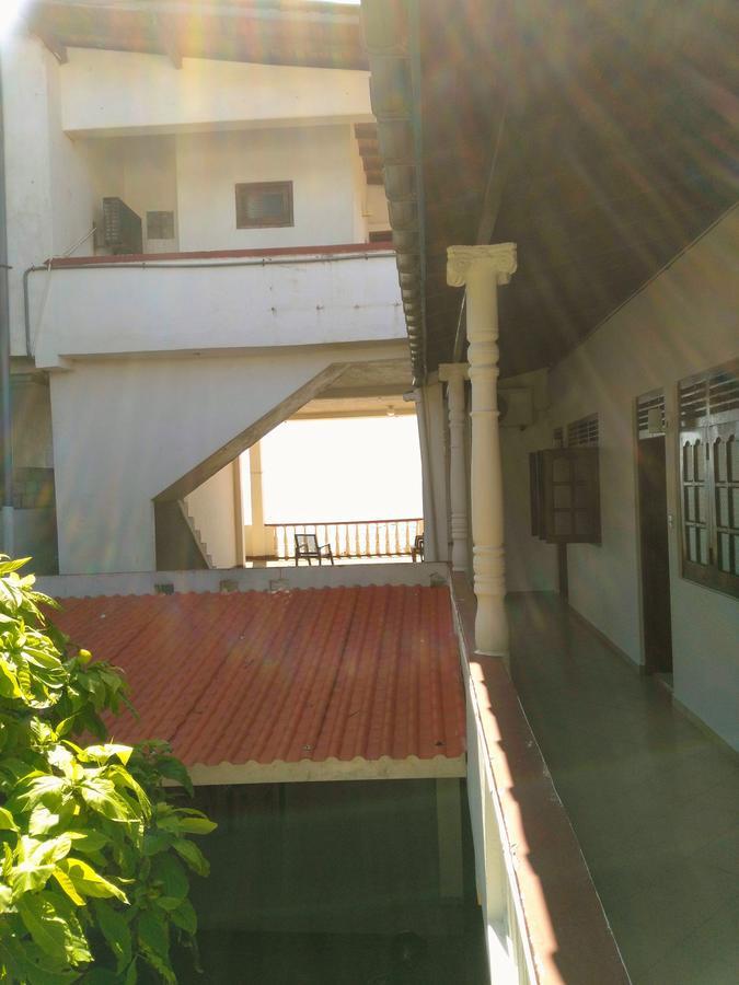 Sunnys Beach Guest House ヒッカドゥワ エクステリア 写真
