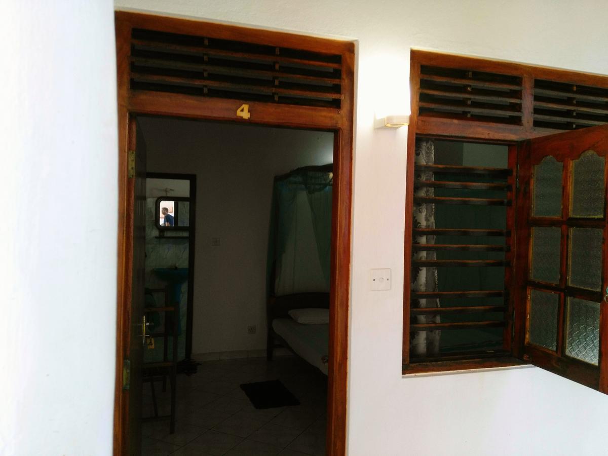 Sunnys Beach Guest House ヒッカドゥワ エクステリア 写真