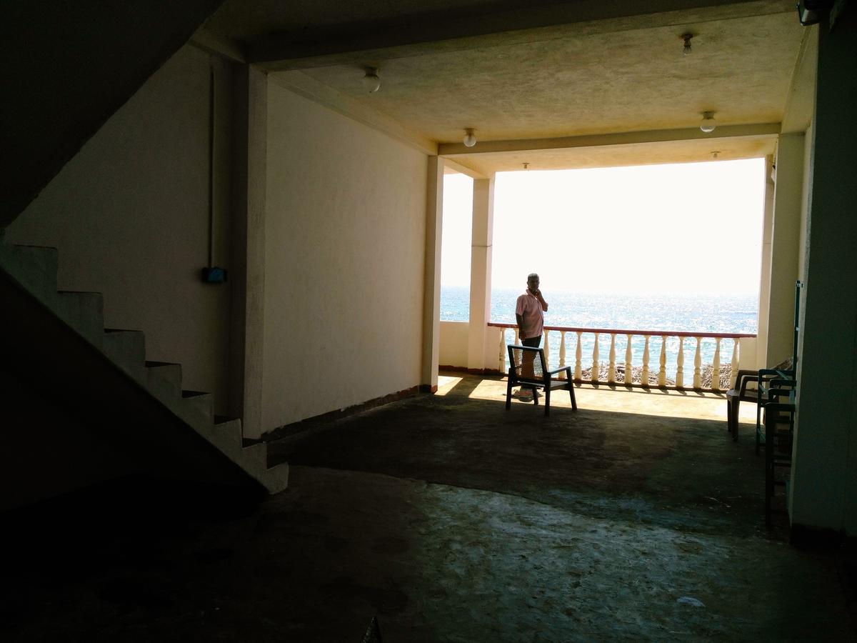Sunnys Beach Guest House ヒッカドゥワ エクステリア 写真