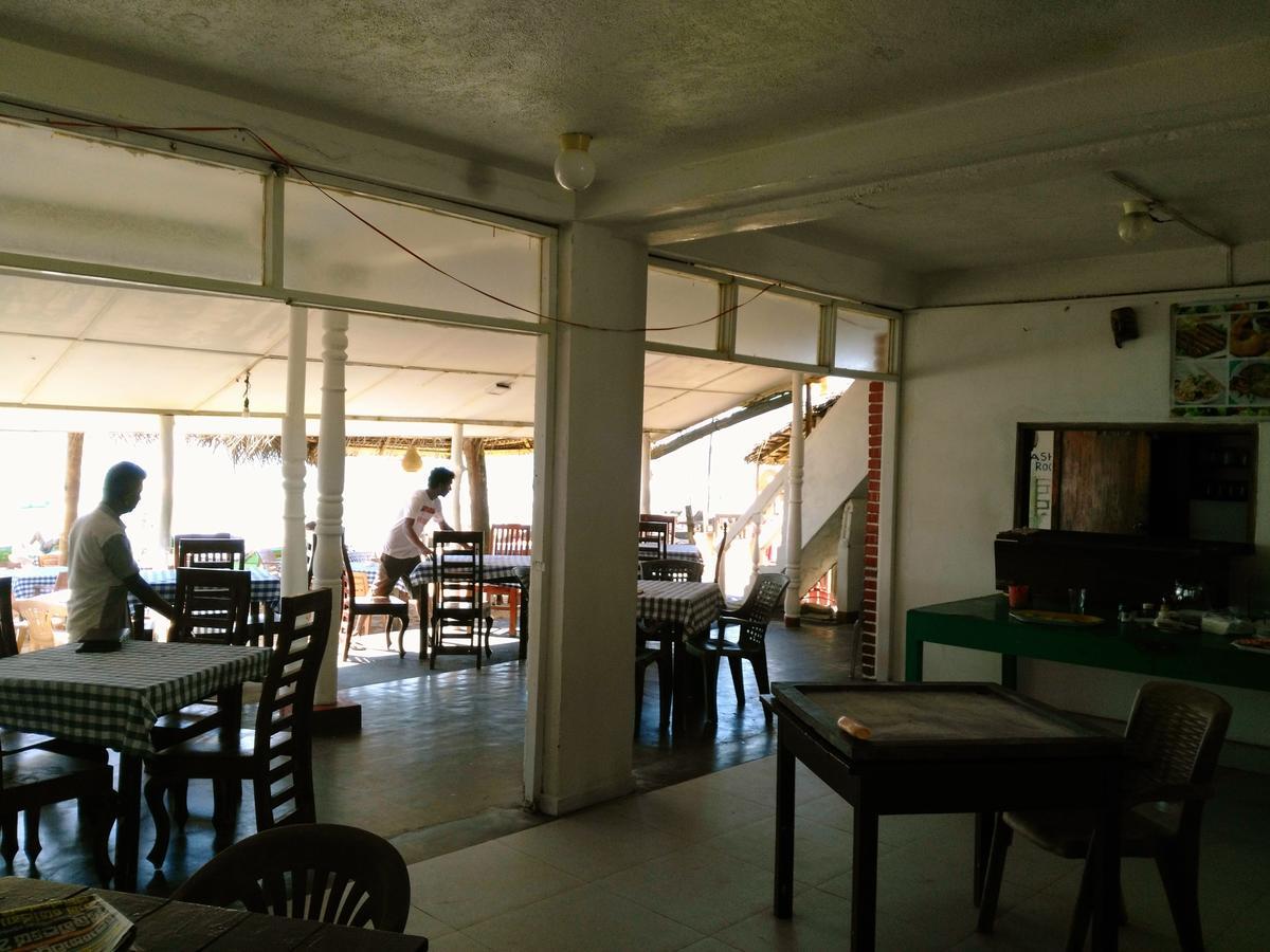 Sunnys Beach Guest House ヒッカドゥワ エクステリア 写真